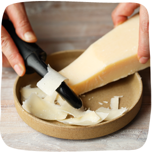 パルメザンチーズをピーラーでスライス